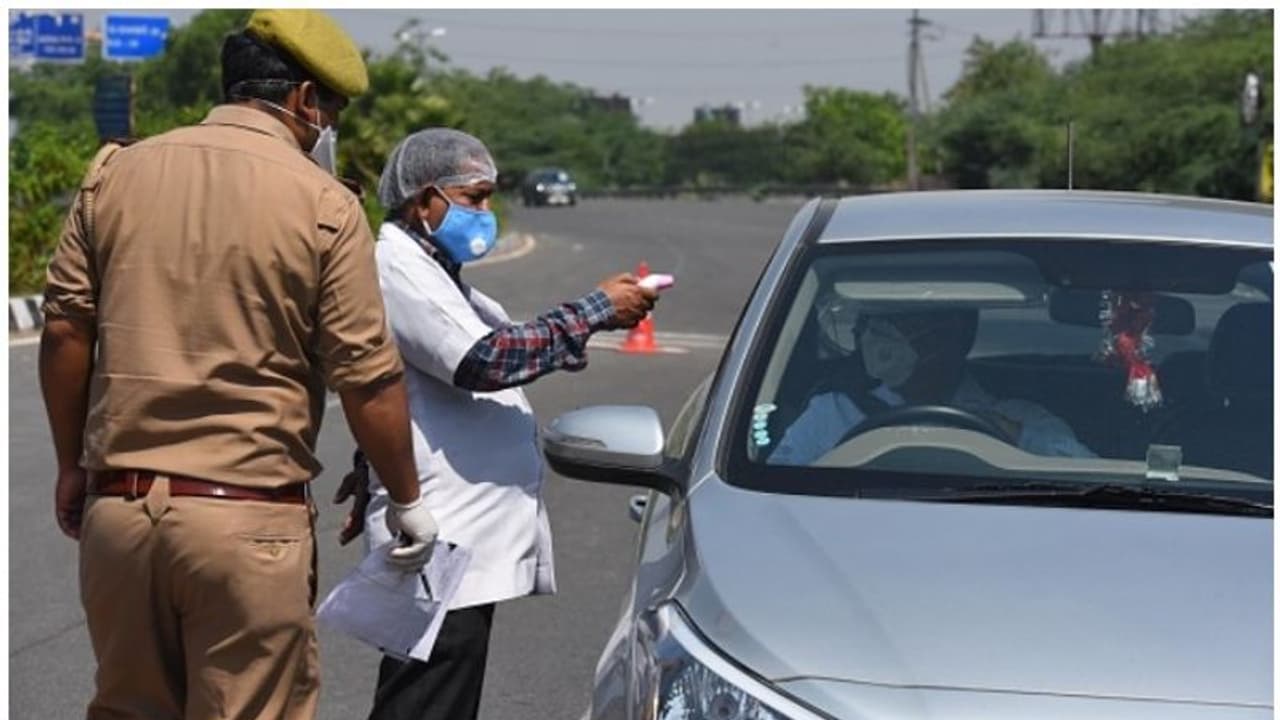 വാഹനത്തിൽ സർക്കാർ സ്റ്റിക്കർ പതിപ്പിച്ച് ടെക്കികളെ അതിർത്തി കടത്തി; കേസ് വാഹനത്തിൽ സർക്കാർ സ്റ്റിക്കർ പതിപ്പിച്ച് ടെക്കികളെ അതിർത്തി കടത്തി; കേസ്