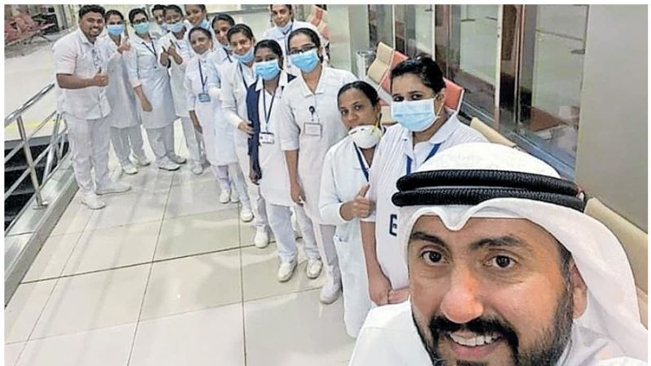 കൊവിഡിനെ ചെറുക്കാന് ആരോഗ്യപ്രവര്ത്തകര്ക്കൊപ്പം മുന്നണി പോരാളിയായി ഡോക്ടറായ കുവൈത്ത് ആരോഗ്യ മന്ത്രി കൊവിഡിനെ ചെറുക്കാന് ആരോഗ്യപ്രവര്ത്തകര്ക്കൊപ്പം മുന്നണി പോരാളിയായി ഡോക്ടറായ കുവൈത്ത് ആരോഗ്യ മന്ത്രി