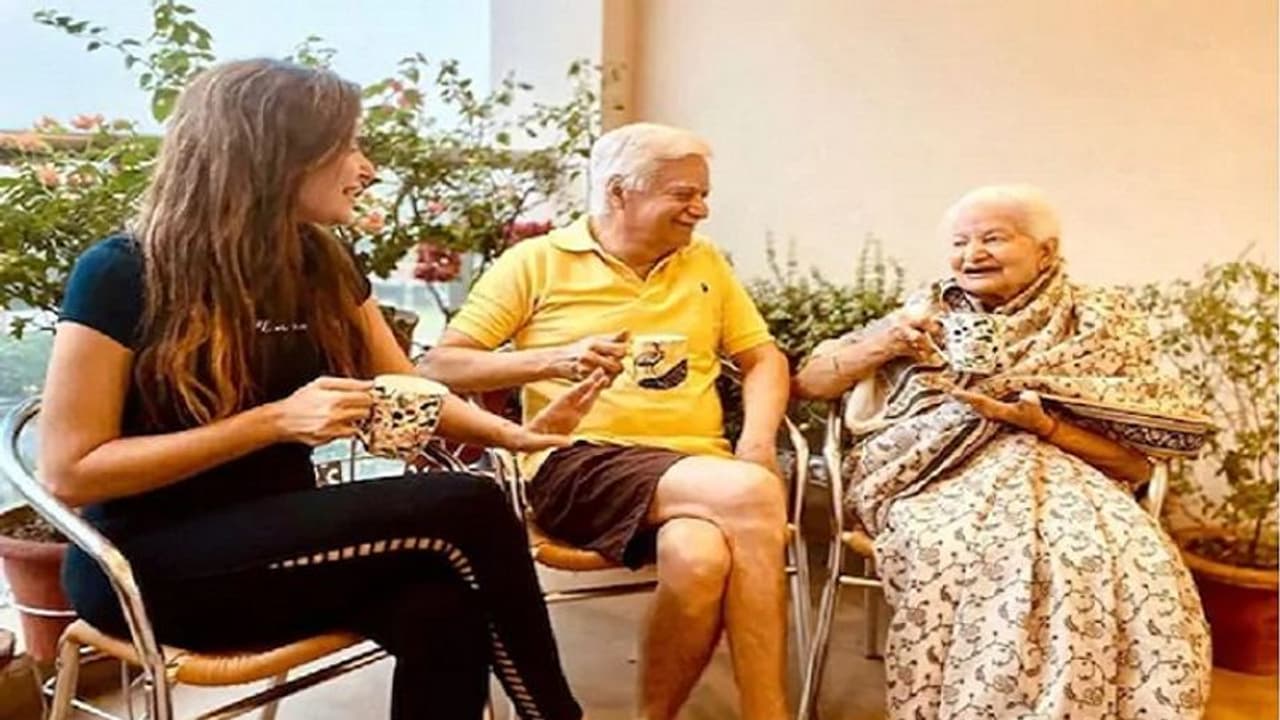 कानूनी शिकंजे में फंसी एक्ट्रेस कनिका अब प्लाज्मा डोनेट कर बचाएंगी कोरोना संक्रमित की जान कानूनी शिकंजे में फंसी एक्ट्रेस कनिका अब प्लाज्मा डोनेट कर बचाएंगी कोरोना संक्रमित की जान