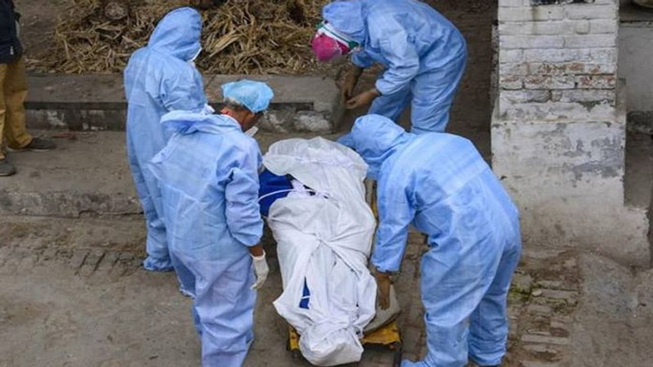 कोरोना के खौफ में एक युवक ने की आत्महत्या, पॉजिटिव आते ही अस्पताल की 5वीं मंजिल से लगा दी छलांग