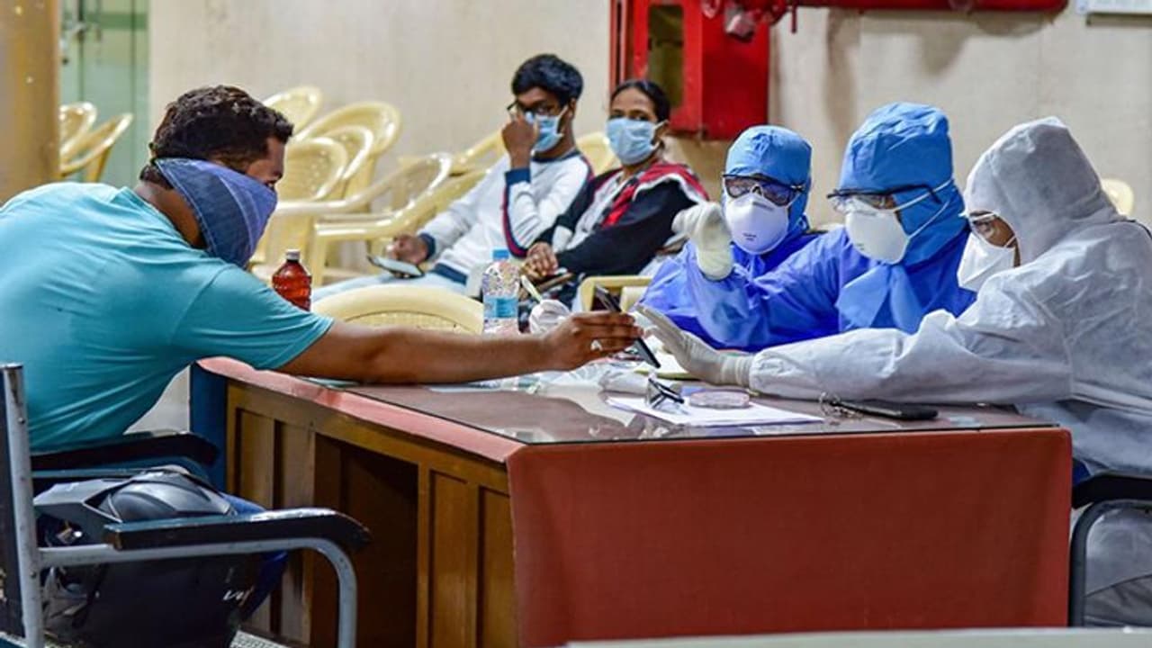 സംസ്ഥാനത്തെ ആരോഗ്യപ്രവർത്തകർക്ക് എത്രയും പെട്ടെന്ന് പിപിഇ കിറ്റുകൾ നൽകാൻ നിർദേശം സംസ്ഥാനത്തെ ആരോഗ്യപ്രവർത്തകർക്ക് എത്രയും പെട്ടെന്ന് പിപിഇ കിറ്റുകൾ നൽകാൻ നിർദേശം