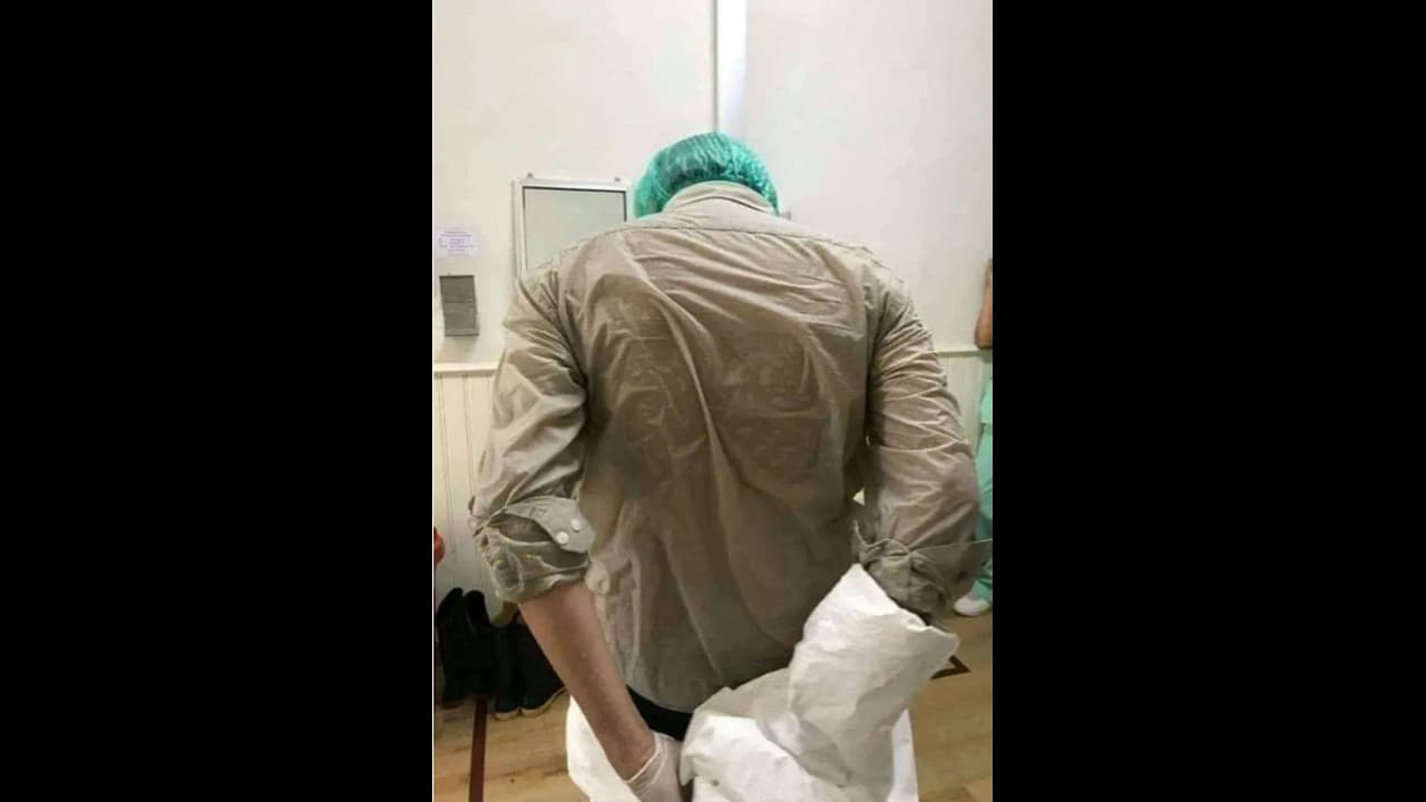 6 மணி நேரத்திற்கு பிறகு PPE கவச உடையை கழட்டும் வாழ வைக்கும் கடவுள் டாக்டர்.. ஆறாய் ஓடும் உழைப்பின் வியர்வை!