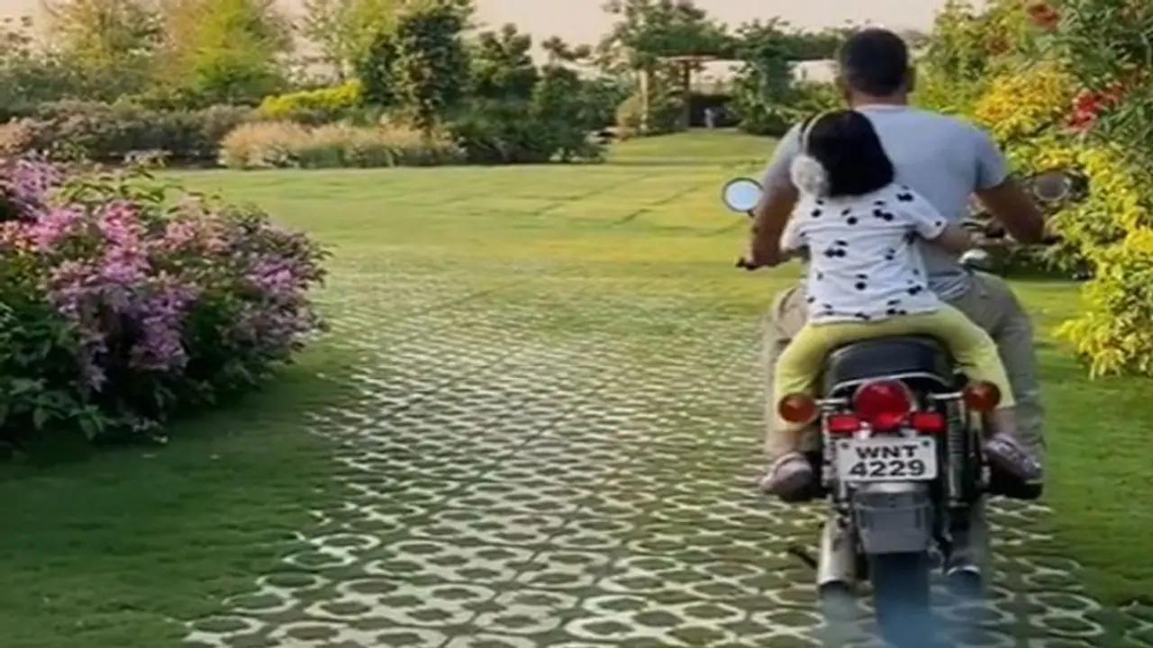 बेटी जीवा को लेकर धोनी ने फार्म हाउस में ऐसे घुमाई बाइक, वायरल हो रहा वीडियो बेटी जीवा को लेकर धोनी ने फार्म हाउस में ऐसे घुमाई बाइक, वायरल हो रहा वीडियो