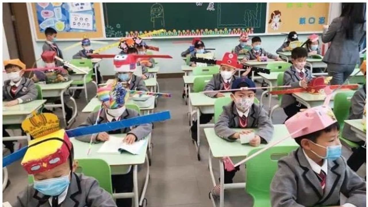 കൊവിഡ് 19: വിദ്യാര്‍ഥികള്‍ക്ക് സാമൂഹ്യ അകലം പാലിക്കാന്‍ ചൈനയുടെ 'തൊപ്പി മോഡല്‍'