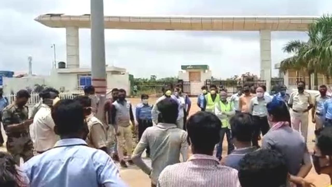 শালবনীতে জিন্দাল কারখানায় বাইরের লরি কেন, সংক্রমণের আশঙ্কায় গেট ঘেরাও গ্রামবাসীদের শালবনীতে জিন্দাল কারখানায় বাইরের লরি কেন, সংক্রমণের আশঙ্কায় গেট ঘেরাও গ্রামবাসীদের