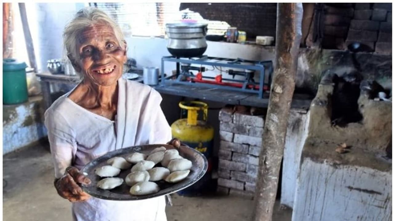 ലോക്ക്ഡൌണില്‍ സാധനങ്ങളുടെ വില ഉയര്‍ന്നിട്ടും ഒരു രൂപയ്ക്ക് ഇഡ്ഡലി വില്‍ക്കുന്ന മുത്തശ്ശി