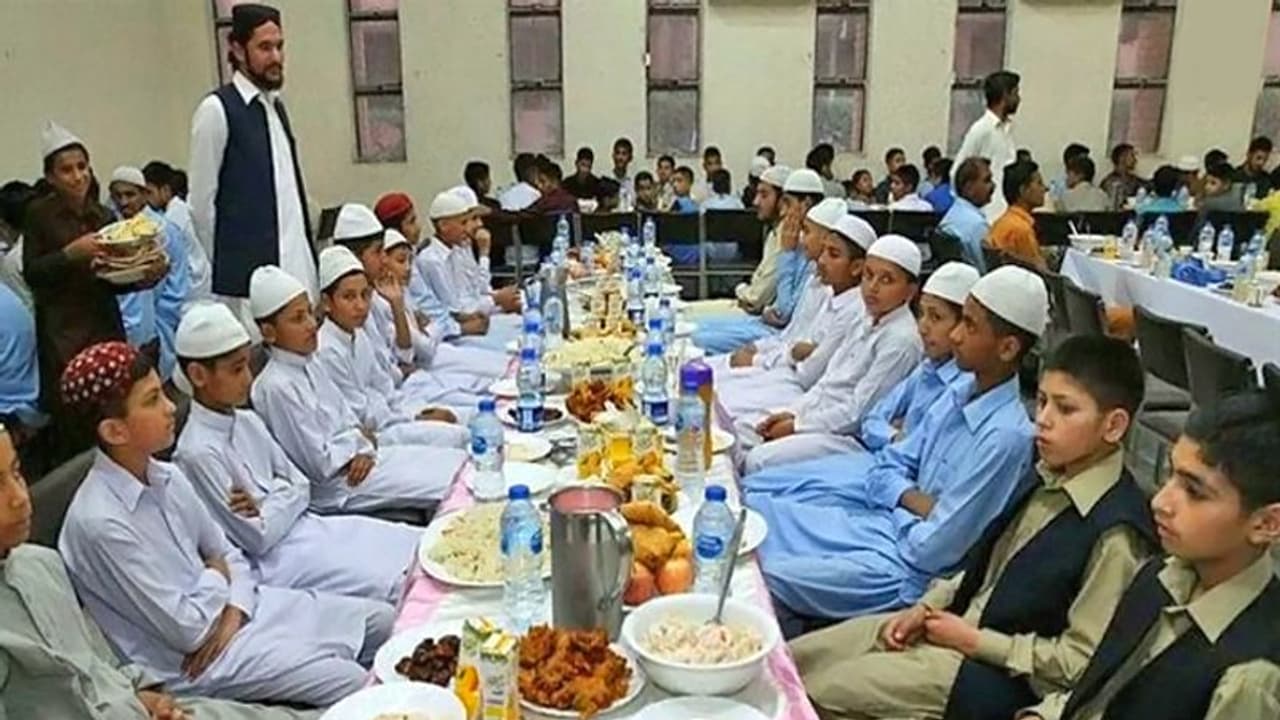 सिर्फ खाने पीने की पाबंदी तक ही सीमित नहीं है रोजा, रखना पड़ता है इन बातों का भी ध्यान सिर्फ खाने पीने की पाबंदी तक ही सीमित नहीं है रोजा, रखना पड़ता है इन बातों का भी ध्यान