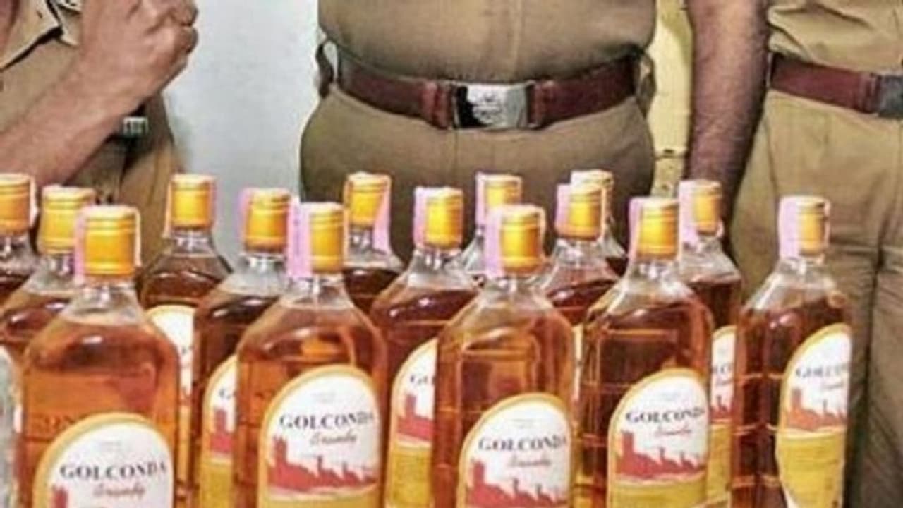 మద్యం కేసు విచారణ చూసి అధికారుల షాక్, ఎంక్వయిరీ నుంచి శంషాబాద్ ఎస్సై అవుట్ మద్యం కేసు విచారణ చూసి అధికారుల షాక్, ఎంక్వయిరీ నుంచి శంషాబాద్ ఎస్సై అవుట్