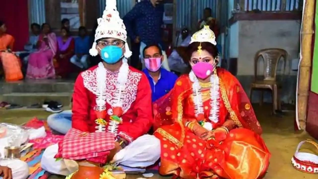 മാസ്ക് ധരിച്ച് വധുവരന്മാര്; പങ്കെടുത്തത് 20 പേര്; ലോക്ക് ഡൗണില് ഒരു മാതൃകാ വിവാഹം മാസ്ക് ധരിച്ച് വധുവരന്മാര്; പങ്കെടുത്തത് 20 പേര്; ലോക്ക് ഡൗണില് ഒരു മാതൃകാ വിവാഹം