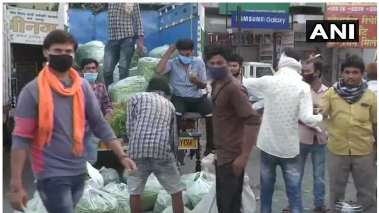 ധാരാവിയിൽ നിയന്ത്രണങ്ങൾ പേരിന് മാത്രം, മാർക്കറ്റുകളിൽ വൻ തിരക്ക്, പരിശോധനയ്ക്കെത്തിയ ഡോക്ടർക്കും കൊവിഡ് ധാരാവിയിൽ നിയന്ത്രണങ്ങൾ പേരിന് മാത്രം, മാർക്കറ്റുകളിൽ വൻ തിരക്ക്, പരിശോധനയ്ക്കെത്തിയ ഡോക്ടർക്കും കൊവിഡ്