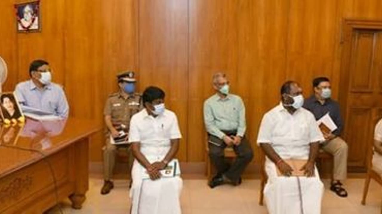 தமிழகத்தில் ஊரடங்கை முழுமையாக தளர்த்த வாய்ப்பு இல்லை.. மருத்துவக்கு குழு.. ஜூன் மாதத்தில் பொது போக்குவரத்து.?