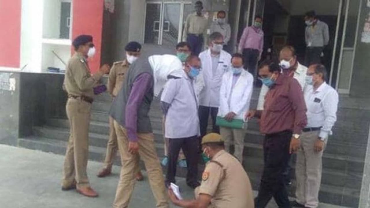 क्या DM ने सिपाही से सैनेटाइज करवाए अपने जूते? अधिकारी ने खुद बताई फर्जी तस्वीर की असली कहानी क्या DM ने सिपाही से सैनेटाइज करवाए अपने जूते? अधिकारी ने खुद बताई फर्जी तस्वीर की असली कहानी