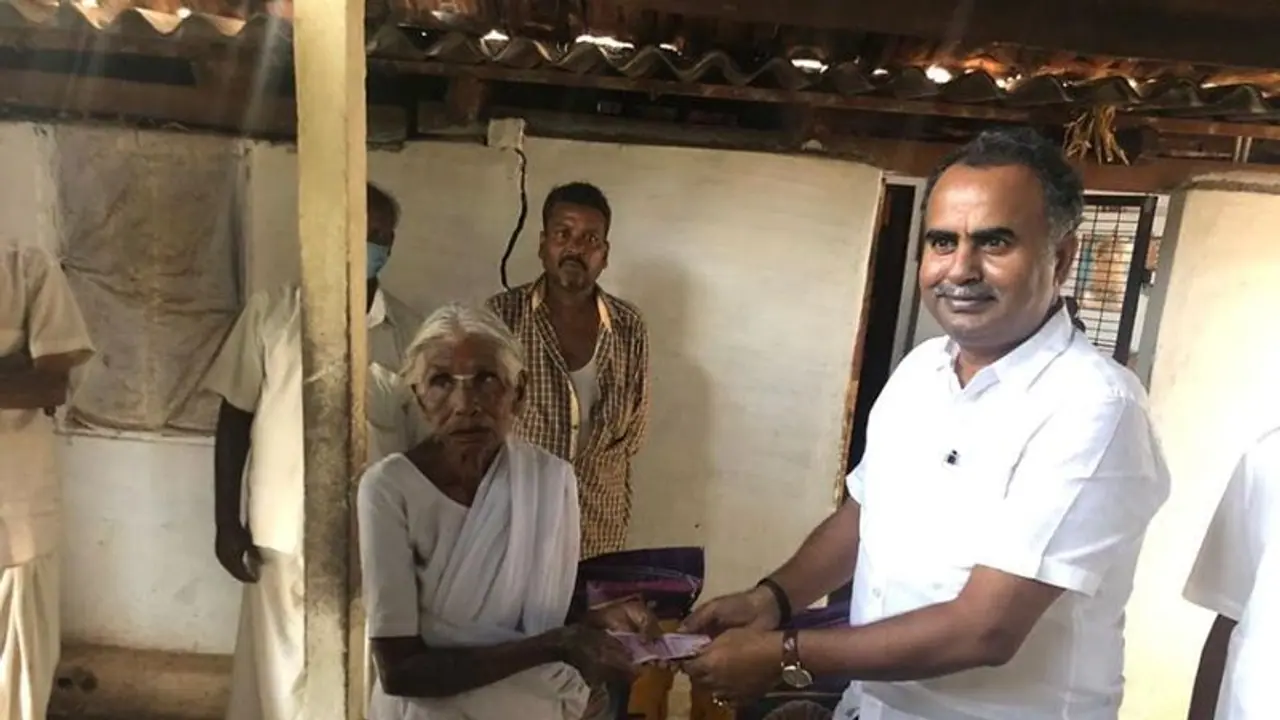 1 ரூபாய் இட்லி பாட்டிக்கு வீடுதேடி பண உதவி செய்த சமூக ஆர்வலர் அன்பரசன்..! இட்லி மாவுக்கு அரிசியும் வழங்கல்..!