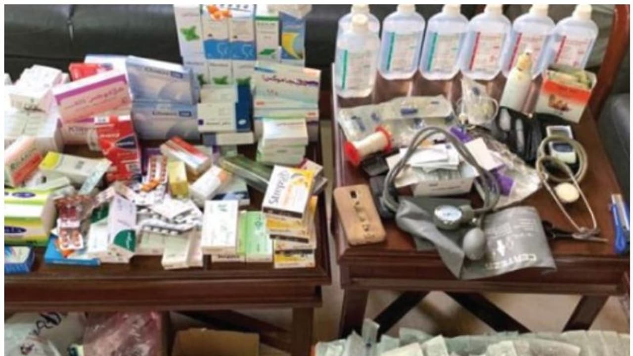 പ്രവാസികള്ക്ക് 'കൊവിഡ് ചികിത്സ' നല്കിയ വ്യാജ ഡോക്ടറും സംഘവും അറസ്റ്റില് പ്രവാസികള്ക്ക് 'കൊവിഡ് ചികിത്സ' നല്കിയ വ്യാജ ഡോക്ടറും സംഘവും അറസ്റ്റില്