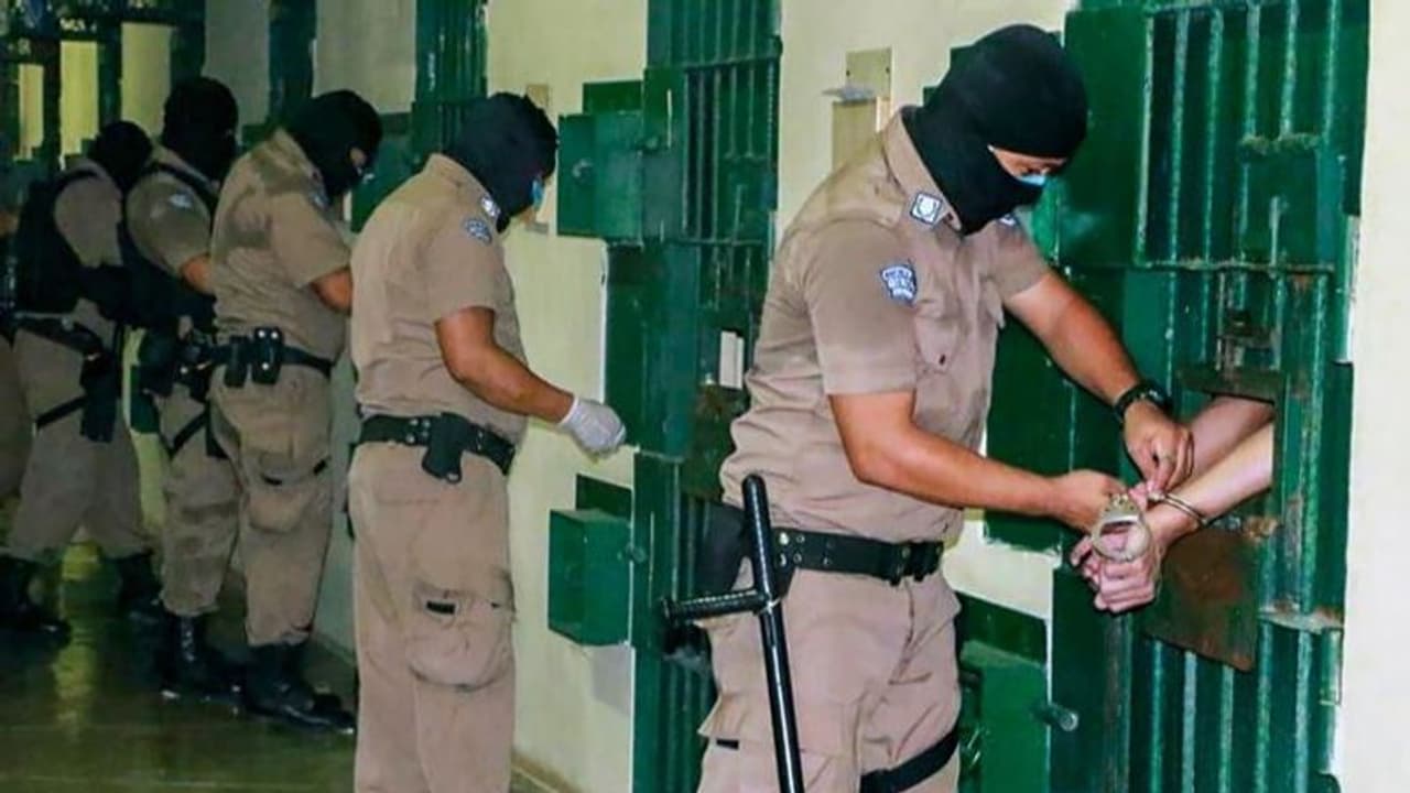 జైల్లో 103 మందికి కరోనా వైరస్... బెయిల్ కోసం బంధువుల పరుగులు జైల్లో 103 మందికి కరోనా వైరస్... బెయిల్ కోసం బంధువుల పరుగులు