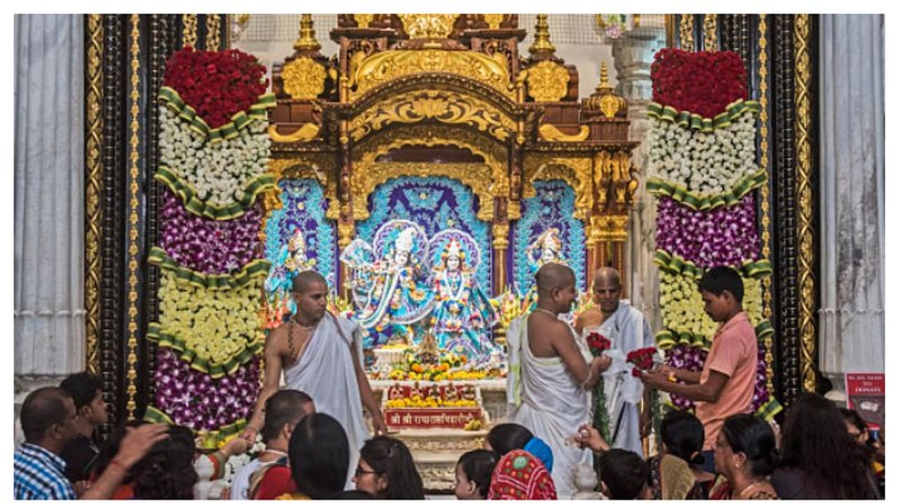 একসঙ্গে করোনা সংক্রমণের শিকার ইস্কনের ৩৬ জন সদস্য, সিল করা হল স্বামীবাগের মন্দির একসঙ্গে করোনা সংক্রমণের শিকার ইস্কনের ৩৬ জন সদস্য, সিল করা হল স্বামীবাগের মন্দির