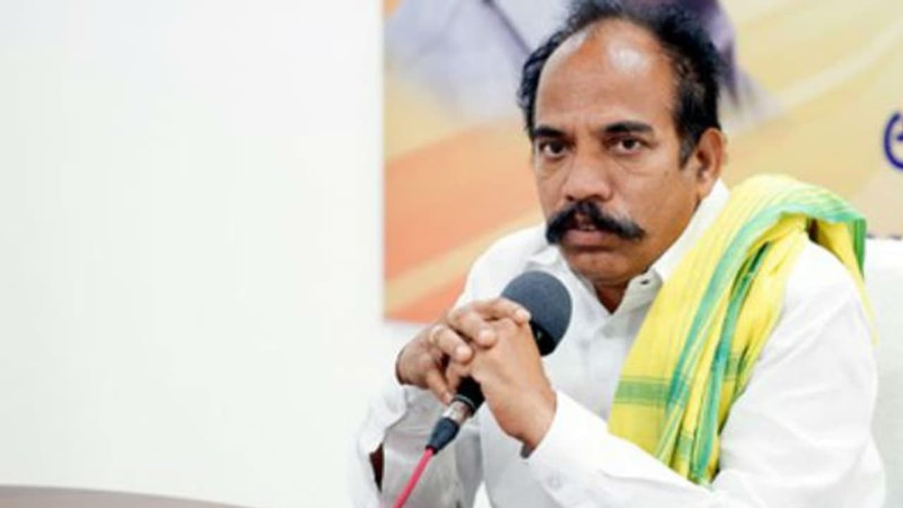 కరోనా ఇట్ కమ్స్ అండ్ ఇట్ గోస్ అంటున్నారు: జగన్పై జవహర్ సెటైర్లు కరోనా ఇట్ కమ్స్ అండ్ ఇట్ గోస్ అంటున్నారు: జగన్పై జవహర్ సెటైర్లు