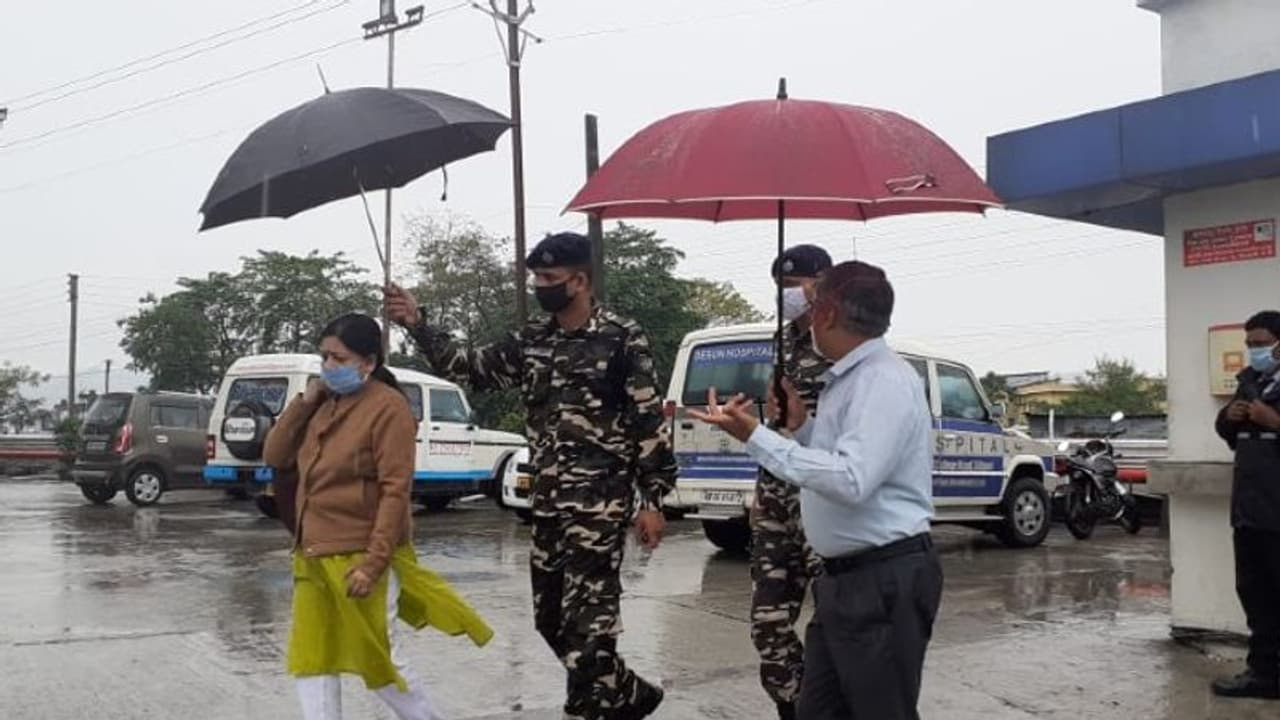 ফের শিলিগুড়িতে কেন্দ্রীয় প্রতিনিধিরা, খতিয়ে দেখলেন করোনা পরিস্থিতি ফের শিলিগুড়িতে কেন্দ্রীয় প্রতিনিধিরা, খতিয়ে দেখলেন করোনা পরিস্থিতি