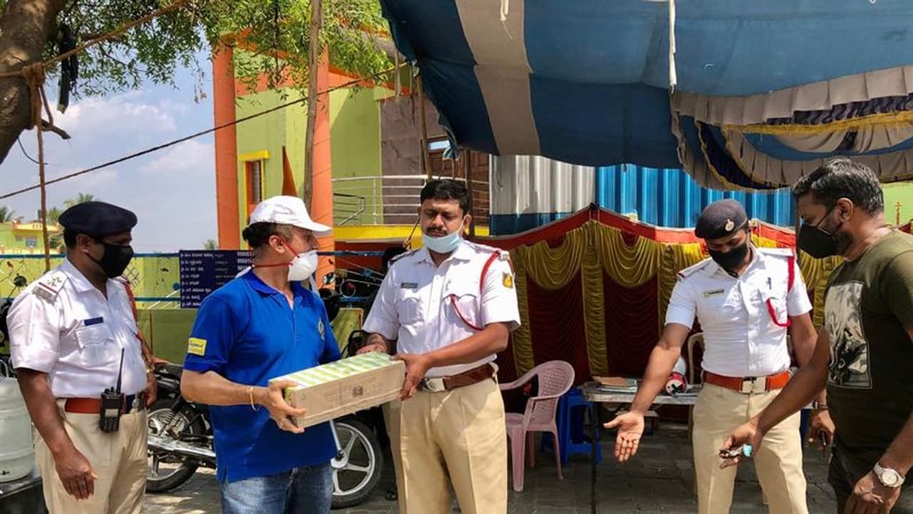 കേരളമടക്കം നാല് സംസ്ഥാനങ്ങളിൽ നിന്നുള്ളവർക്ക് പ്രവേശന വിലക്കുമായി കർണാടകം കേരളമടക്കം നാല് സംസ്ഥാനങ്ങളിൽ നിന്നുള്ളവർക്ക് പ്രവേശന വിലക്കുമായി കർണാടകം