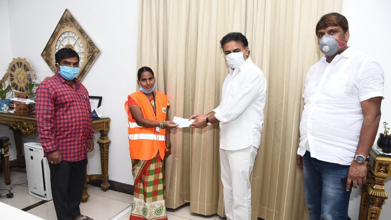 పెద్ద మనసు చాటుకున్న పారిశుద్ధ్య కార్మికురాలు అలివేలు పెద్ద మనసు చాటుకున్న పారిశుద్ధ్య కార్మికురాలు అలివేలు