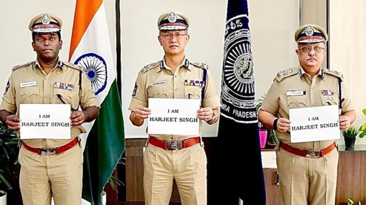 ఏఎస్సై చేయి నరికిన అల్లరిమూకలు: మీ ధైర్యసాహసాలు స్పూర్తిదాయకం... ఏపీ పోలీసుల సెల్యూట్ ఏఎస్సై చేయి నరికిన అల్లరిమూకలు: మీ ధైర్యసాహసాలు స్పూర్తిదాయకం... ఏపీ పోలీసుల సెల్యూట్