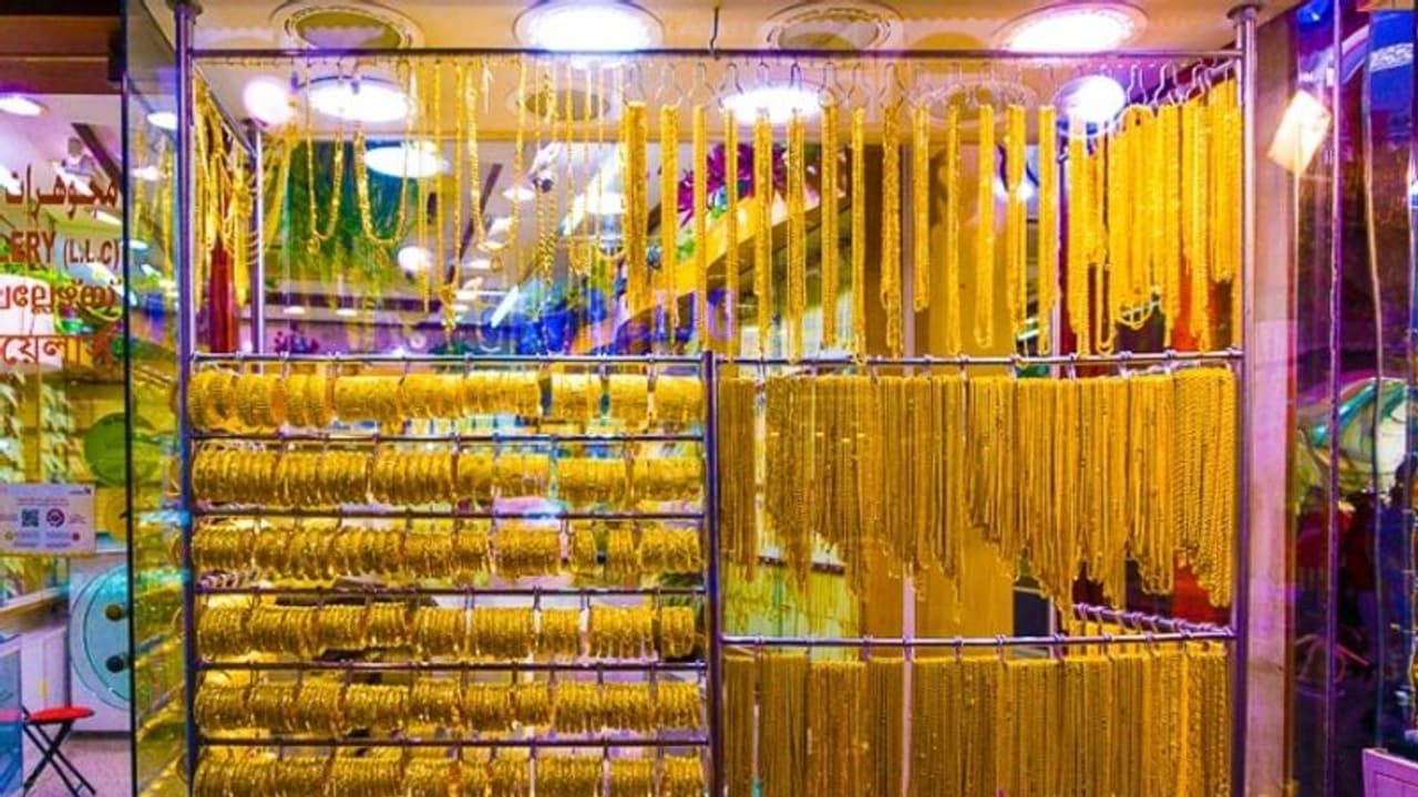 സ്വർണവില വീണ്ടും സർവ്വകാല റെക്കോർഡിൽ, കച്ചവടം നടക്കാതെ ജ്വല്ലറികൾ പ്രതിസന്ധിയിൽ സ്വർണവില വീണ്ടും സർവ്വകാല റെക്കോർഡിൽ, കച്ചവടം നടക്കാതെ ജ്വല്ലറികൾ പ്രതിസന്ധിയിൽ