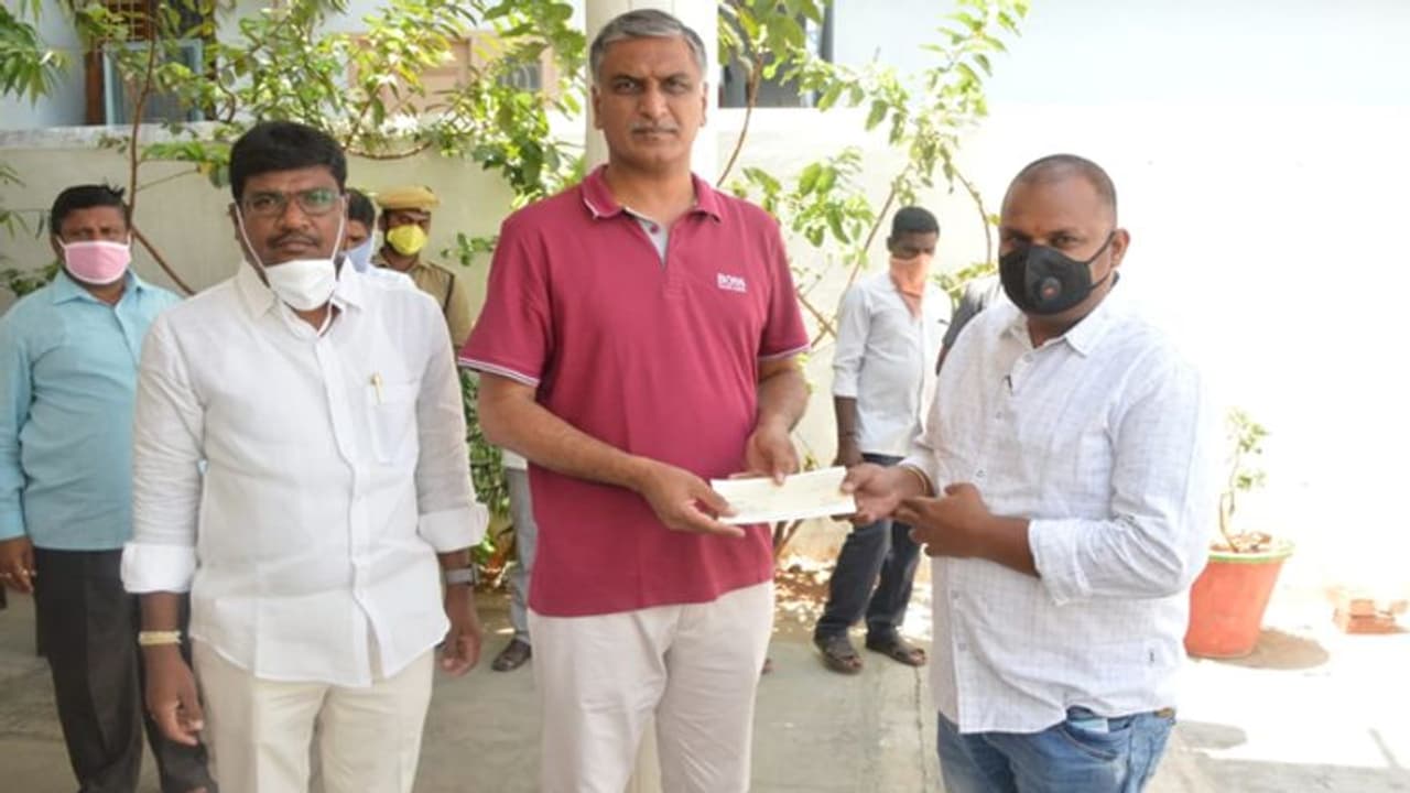 లాక్డౌన్: పేదలను ఆదుకునేందుకు ముందుకొచ్చిన తెలంగాణ ఎన్ఆర్ఐ ఫోరం లాక్డౌన్: పేదలను ఆదుకునేందుకు ముందుకొచ్చిన తెలంగాణ ఎన్ఆర్ఐ ఫోరం