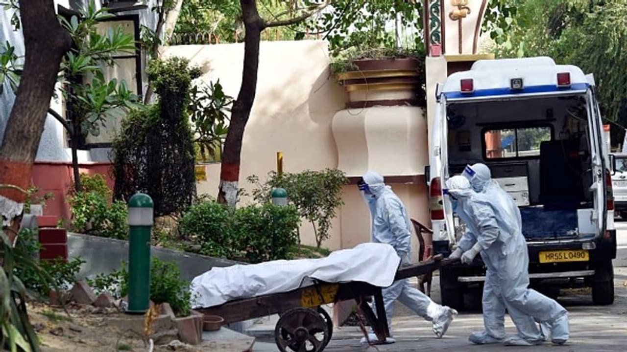 প্যারোলে মুক্ত খুনের আসামী ব্যস্ত করোনায় পরিত্যক্ত মৃতদেহের শেষকৃত্যের কাজে