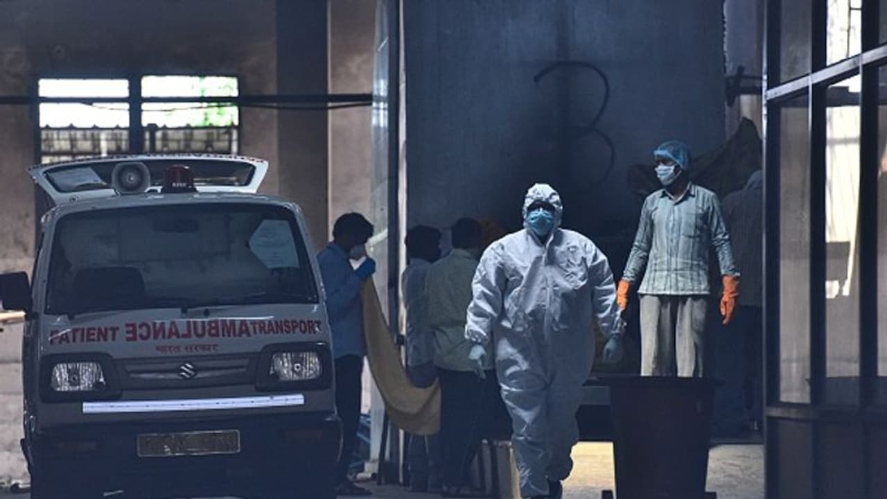 46 మంది సీఆర్పీఎఫ్ జవాన్లకు కరోనా వైరస్: ఒకరి మృతి 46 మంది సీఆర్పీఎఫ్ జవాన్లకు కరోనా వైరస్: ఒకరి మృతి