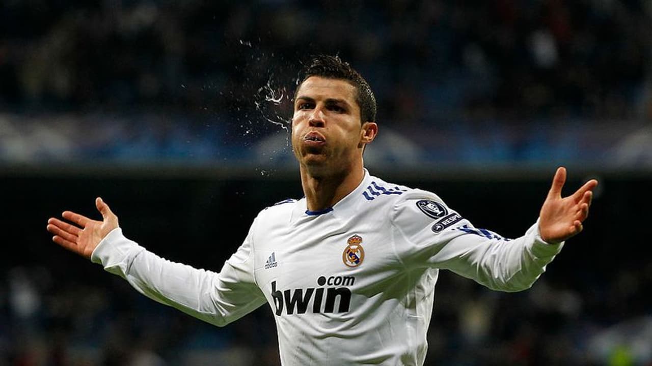 കൊവിഡ് കാലത്തിനുശേഷം ഫുട്ബോളില് പുതിയ പരിഷ്കാരം; ഗ്രൗണ്ടില് തുപ്പിയാല് റഫറി കാര്ഡ് എടുത്തേക്കും കൊവിഡ് കാലത്തിനുശേഷം ഫുട്ബോളില് പുതിയ പരിഷ്കാരം; ഗ്രൗണ്ടില് തുപ്പിയാല് റഫറി കാര്ഡ് എടുത്തേക്കും