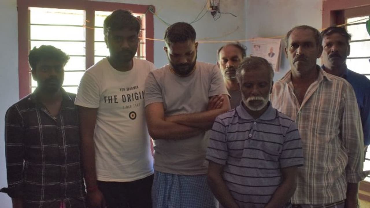 കൊവിഡിനിടെ എസ്റ്റേറ്റ് മേഖലയിൽ നായാട്ടുസംഘം സജീവം; ഇടുക്കിയിൽ കേഴമാനിന്റെ മാംസവുമായി ഏഴുപേർ പിടിയിൽ കൊവിഡിനിടെ എസ്റ്റേറ്റ് മേഖലയിൽ നായാട്ടുസംഘം സജീവം; ഇടുക്കിയിൽ കേഴമാനിന്റെ മാംസവുമായി ഏഴുപേർ പിടിയിൽ
