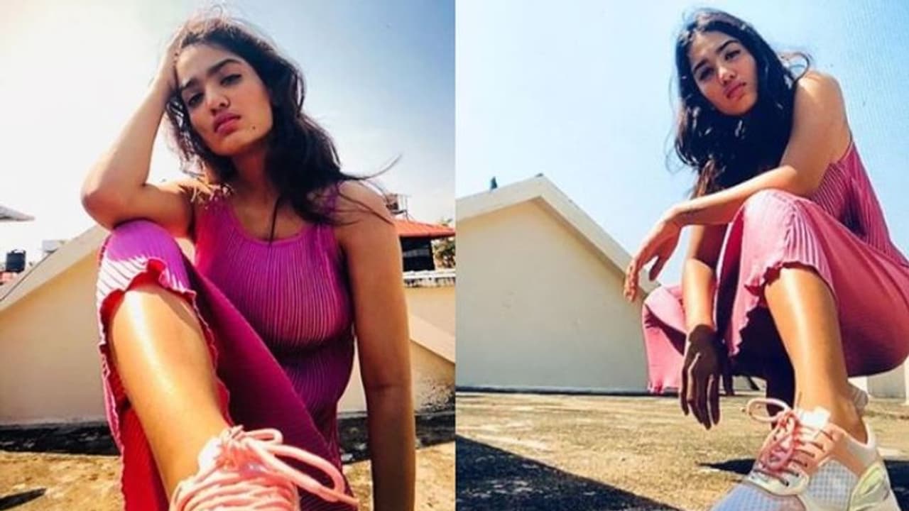 'പിങ്കോ ആകാശനീലയോ?'; ടെറസിലെ ഫോട്ടോ ഷൂട്ടുമായി സാനിയ ഇയ്യപ്പന്‍