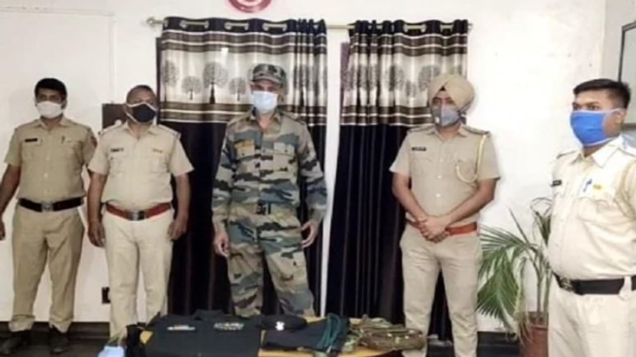 आर्मी की वर्दी चोरी कर लॉकडाउन में पहनकर घूमता था शख्स, अरेस्ट होने पर बोला लोग काफी इज्जत करते थे आर्मी की वर्दी चोरी कर लॉकडाउन में पहनकर घूमता था शख्स, अरेस्ट होने पर बोला लोग काफी इज्जत करते थे