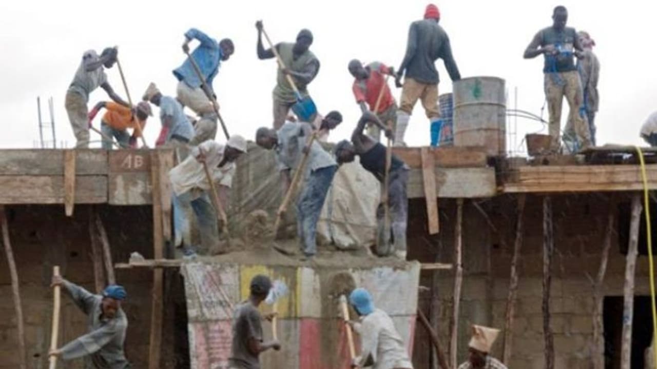 കൊവിഡ്19: ജോലിയുമില്ല കൂലിയുമില്ല; ദുരിതത്തിലായത് 12 കോടിയോളം കൂലിത്തൊഴിലാളികളെന്ന് റിപ്പോർട്ട് കൊവിഡ്19: ജോലിയുമില്ല കൂലിയുമില്ല; ദുരിതത്തിലായത് 12 കോടിയോളം കൂലിത്തൊഴിലാളികളെന്ന് റിപ്പോർട്ട്