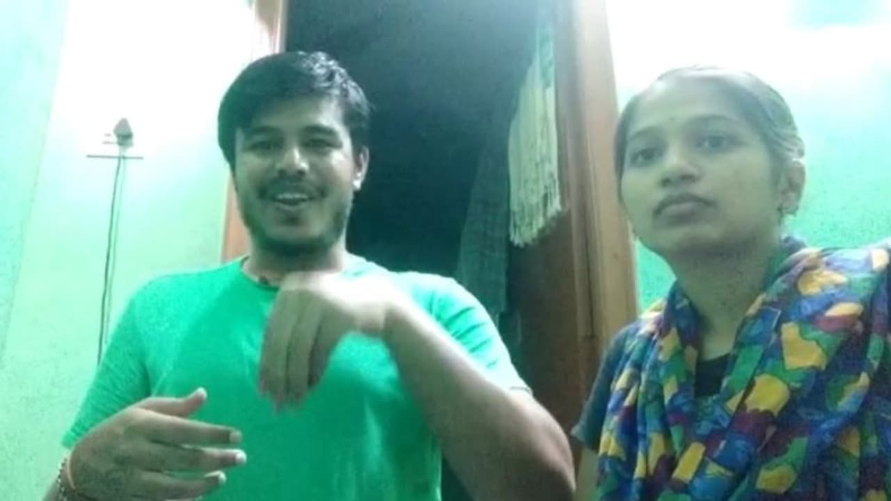 7 ತಿಂಗಳ ಗರ್ಭಿಣಿ ಪತ್ನಿಯೊಂದಿಗೆ ತವರಿಗೆ ಬರಲು ಹರಸಾಹಸ: ಮಾತು ಬರದ ಪತಿ ಪತ್ನಿಯ ವೇದನೆ..! 7 ತಿಂಗಳ ಗರ್ಭಿಣಿ ಪತ್ನಿಯೊಂದಿಗೆ ತವರಿಗೆ ಬರಲು ಹರಸಾಹಸ: ಮಾತು ಬರದ ಪತಿ ಪತ್ನಿಯ ವೇದನೆ..!