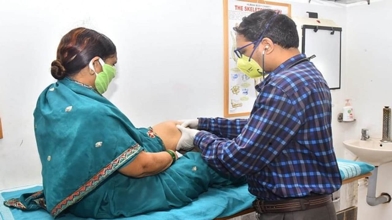 ಬಡವರ ಪಾಲಿಗೆ ಇವರೇ ದೇವರು: ಹಣ ಪಡೆಯದೆ ವೈದ್ಯನಿಂದ ಉಚಿತ ಚಿಕಿತ್ಸೆ ಬಡವರ ಪಾಲಿಗೆ ಇವರೇ ದೇವರು: ಹಣ ಪಡೆಯದೆ ವೈದ್ಯನಿಂದ ಉಚಿತ ಚಿಕಿತ್ಸೆ