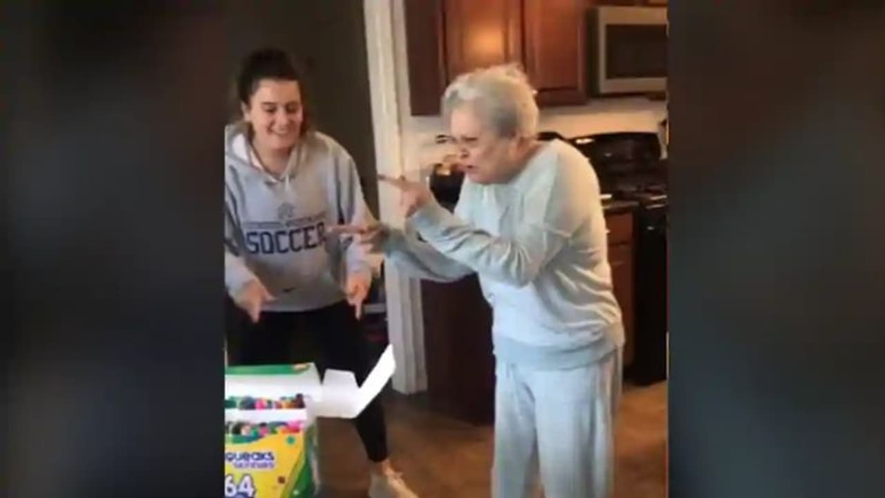 'മനോഹരം'; ലോക്ക്ഡൗണ് കാലത്ത് സോഷ്യല് മീഡിയയില് താരമായി മുത്തശ്ശി: വീഡിയോ 'മനോഹരം'; ലോക്ക്ഡൗണ് കാലത്ത് സോഷ്യല് മീഡിയയില് താരമായി മുത്തശ്ശി: വീഡിയോ