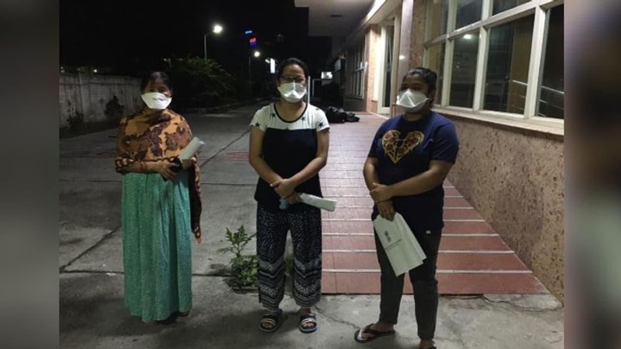 করোনা থেকে মুক্তি, ফের শিলিগুড়ির কোভিড হাসপাতাল থেকে ছুটি পেলেন দুই নার্স ও এক বৃদ্ধা করোনা থেকে মুক্তি, ফের শিলিগুড়ির কোভিড হাসপাতাল থেকে ছুটি পেলেন দুই নার্স ও এক বৃদ্ধা