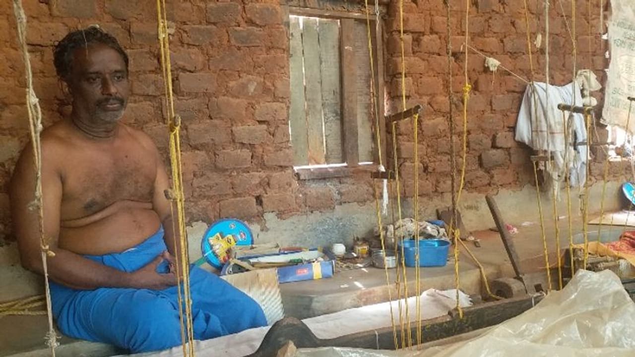 നാല് മാസത്തെ കൂലി ബാക്കി; ലോക്ക്ഡൗൺ കൂടിയെത്തിയതോടെ കൈത്തറി തൊഴിലാളികൾ പ്രതിസന്ധിയിൽ നാല് മാസത്തെ കൂലി ബാക്കി; ലോക്ക്ഡൗൺ കൂടിയെത്തിയതോടെ കൈത്തറി തൊഴിലാളികൾ പ്രതിസന്ധിയിൽ