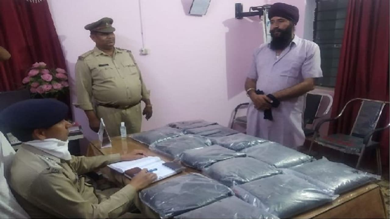 राशन सप्लाई के नाम पर भेजी गई 1 करोड़ की अफीम, ऐसे सामने आई सच्चाई राशन सप्लाई के नाम पर भेजी गई 1 करोड़ की अफीम, ऐसे सामने आई सच्चाई