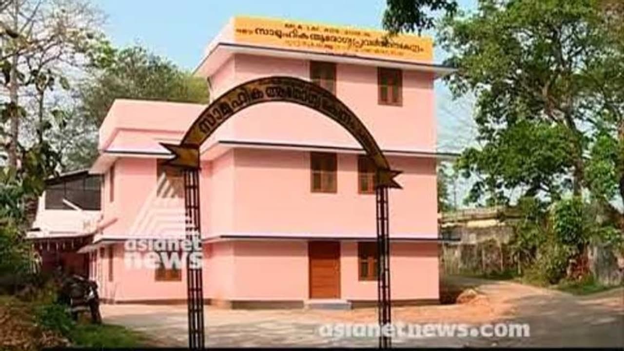 കൊവിഡ് രോഗം സംശയിക്കുന്നയാൾ മൂന്ന് തവണ സന്ദർശിച്ച കുളത്തൂപ്പുഴ സാമൂഹികാരോഗ്യ കേന്ദ്രം അടച്ചു കൊവിഡ് രോഗം സംശയിക്കുന്നയാൾ മൂന്ന് തവണ സന്ദർശിച്ച കുളത്തൂപ്പുഴ സാമൂഹികാരോഗ്യ കേന്ദ്രം അടച്ചു