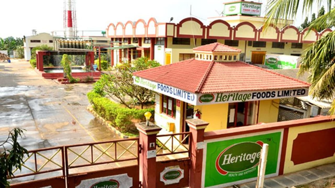 హెరిటేజ్లో కరోనా కలకలం.. తెలంగాణ సర్కార్ సీరియస్: 34 మంది క్వారంటైన్లోకి హెరిటేజ్లో కరోనా కలకలం.. తెలంగాణ సర్కార్ సీరియస్: 34 మంది క్వారంటైన్లోకి