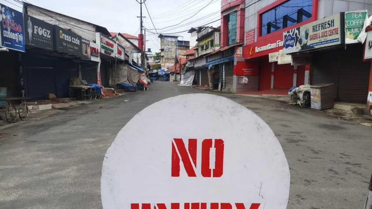 സംസ്ഥാനത്ത് 13 പുതിയ ഹോട്ട് സ്പോട്ടുകള് കൂടി പ്രഖ്യാപിച്ചു സംസ്ഥാനത്ത് 13 പുതിയ ഹോട്ട് സ്പോട്ടുകള് കൂടി പ്രഖ്യാപിച്ചു