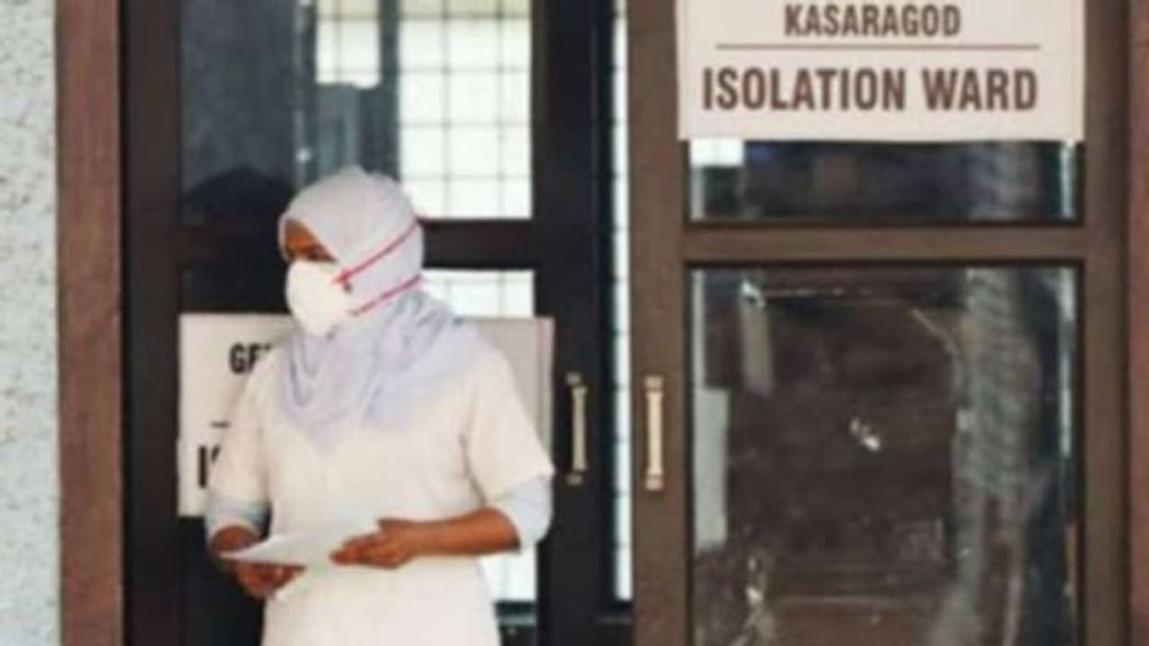 പൊതുപ്രവര്ത്തകരുടെ സമ്പര്ക്ക പട്ടിക കാസര്കോടിന് വെല്ലുവിളി; ആരോഗ്യ പ്രവര്ത്തകരും ആശങ്കയിൽ പൊതുപ്രവര്ത്തകരുടെ സമ്പര്ക്ക പട്ടിക കാസര്കോടിന് വെല്ലുവിളി; ആരോഗ്യ പ്രവര്ത്തകരും ആശങ്കയിൽ