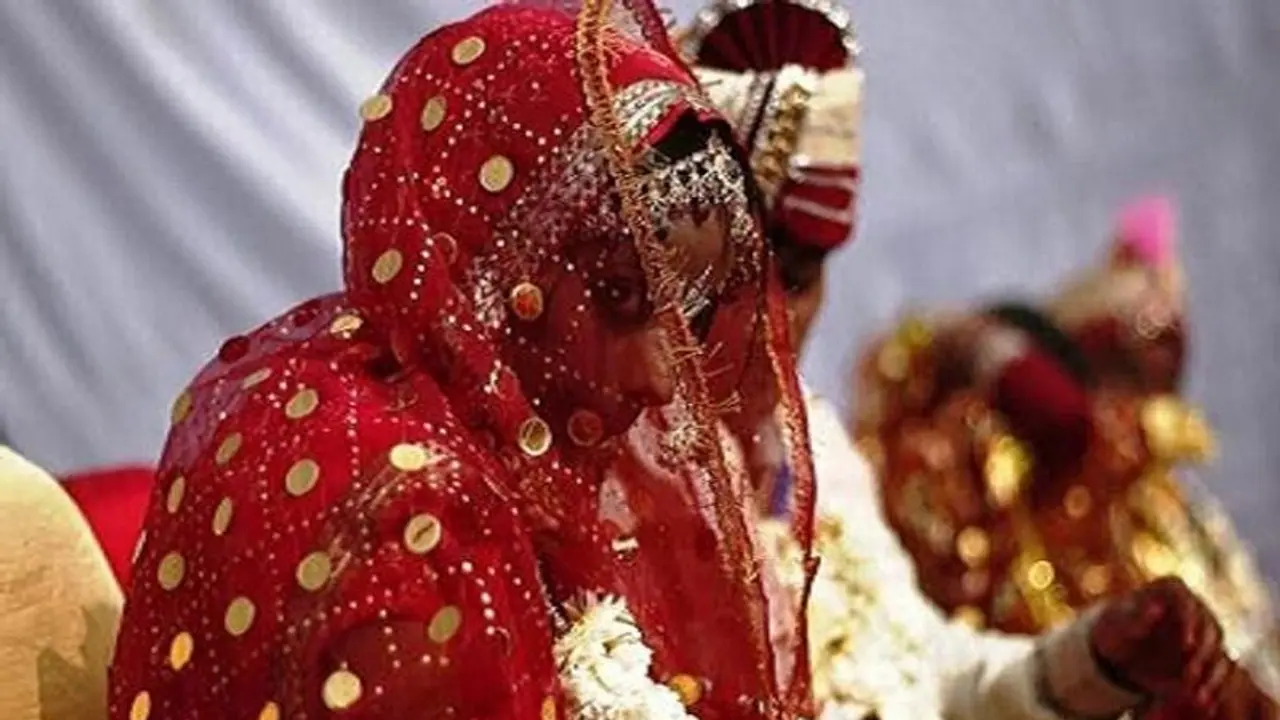 घरवालों ने भेजा सब्जी लाने, बेटा लेकर आ गया दुल्हन, थाने पहुंच गया परिवार घरवालों ने भेजा सब्जी लाने, बेटा लेकर आ गया दुल्हन, थाने पहुंच गया परिवार