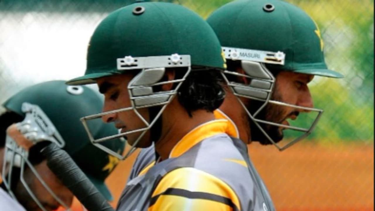 சேவாக்கைவிட திறமையானவன் தான்.. ஆனால் மூளை கிடையாது.. சொந்த நாட்டு சக வீரரை பற்றிய அக்தரின் துணிச்சல் பேச்சு