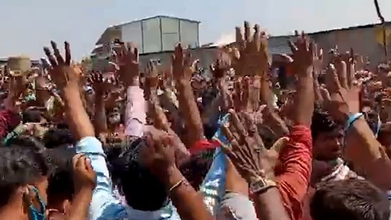 'বাড়ি ফিরতে চাই' আবারও অভিবাসী শ্রমিকদের বিক্ষোভ, মুম্বইয়ের পর এবার হায়দরাবাদে 'বাড়ি ফিরতে চাই' আবারও অভিবাসী শ্রমিকদের বিক্ষোভ, মুম্বইয়ের পর এবার হায়দরাবাদে