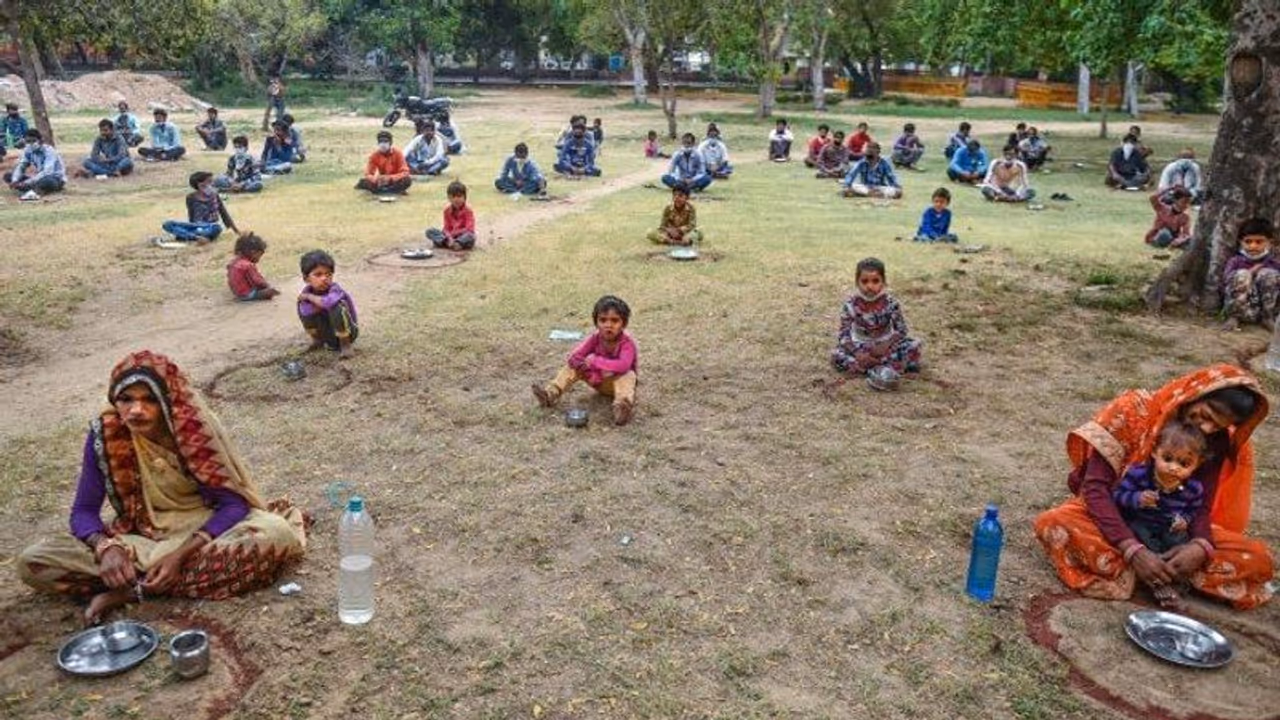 दुखद तस्वीर: दादी अपने पोते को दूध की जगह पिला रही चावल का पानी, घर में नहीं बचा अनाज का भी एक दाना दुखद तस्वीर: दादी अपने पोते को दूध की जगह पिला रही चावल का पानी, घर में नहीं बचा अनाज का भी एक दाना