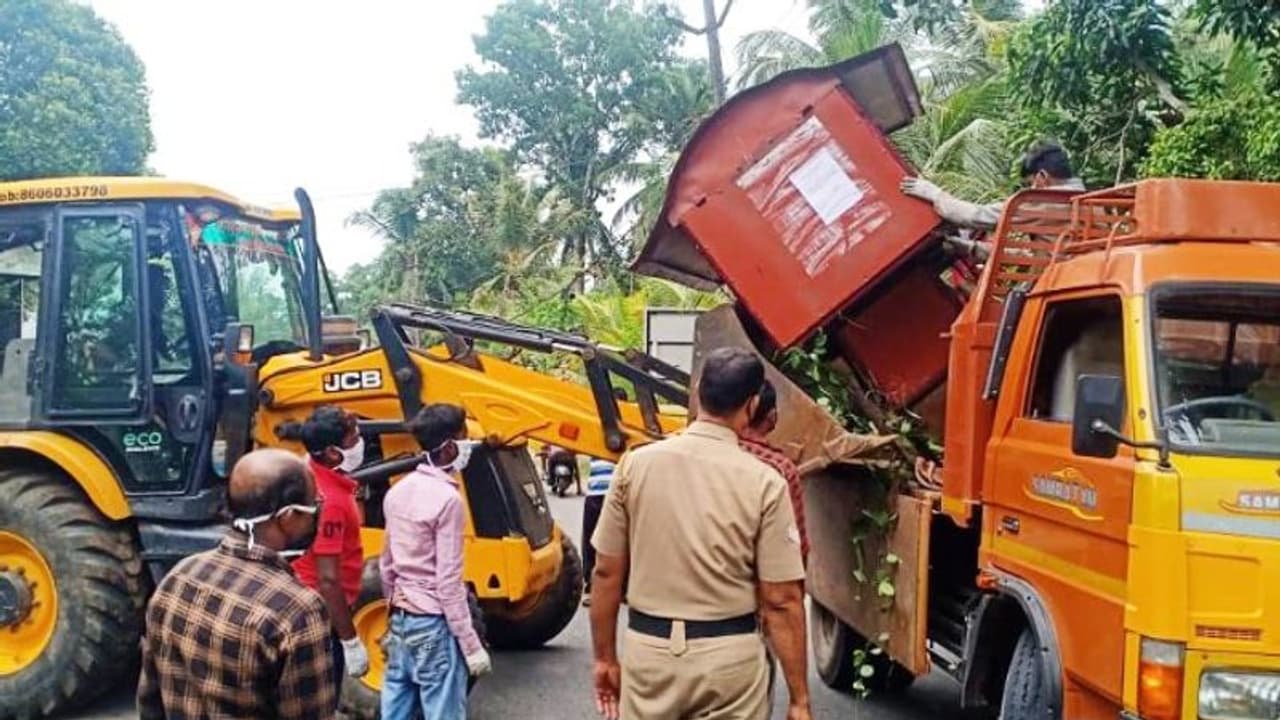 മാന്നാറിലെ അനധികൃത വഴിയോര കച്ചവടങ്ങൾ ഒഴിപ്പിച്ചു മാന്നാറിലെ അനധികൃത വഴിയോര കച്ചവടങ്ങൾ ഒഴിപ്പിച്ചു