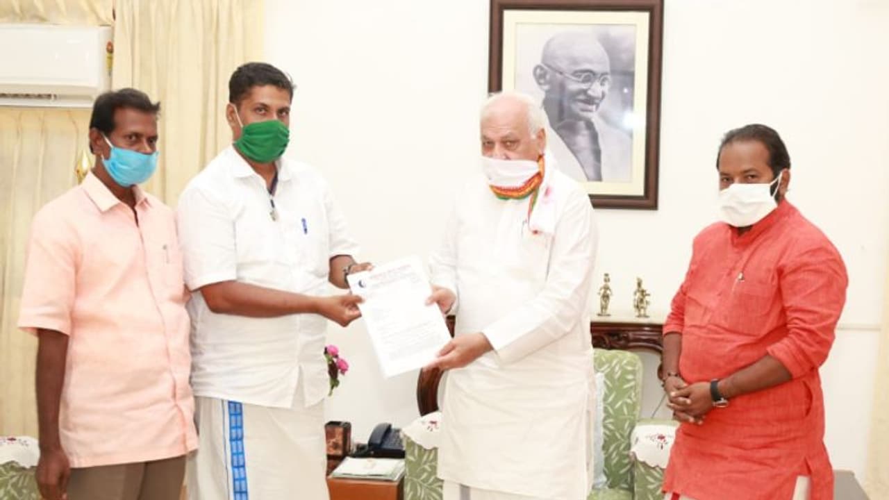 സാലറി ചലഞ്ച്; സര്ക്കാര് നീക്കത്തിനെതിരെ എന്ജിഒ സംഘ് ഗവര്ണര്ക്ക് നിവേദനം നല്കി സാലറി ചലഞ്ച്; സര്ക്കാര് നീക്കത്തിനെതിരെ എന്ജിഒ സംഘ് ഗവര്ണര്ക്ക് നിവേദനം നല്കി